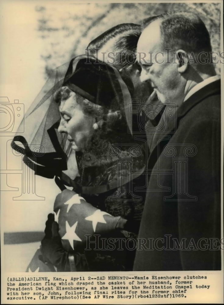 1969 Press Photo Mamie Eisenhower clutches the American flag - Historic Images