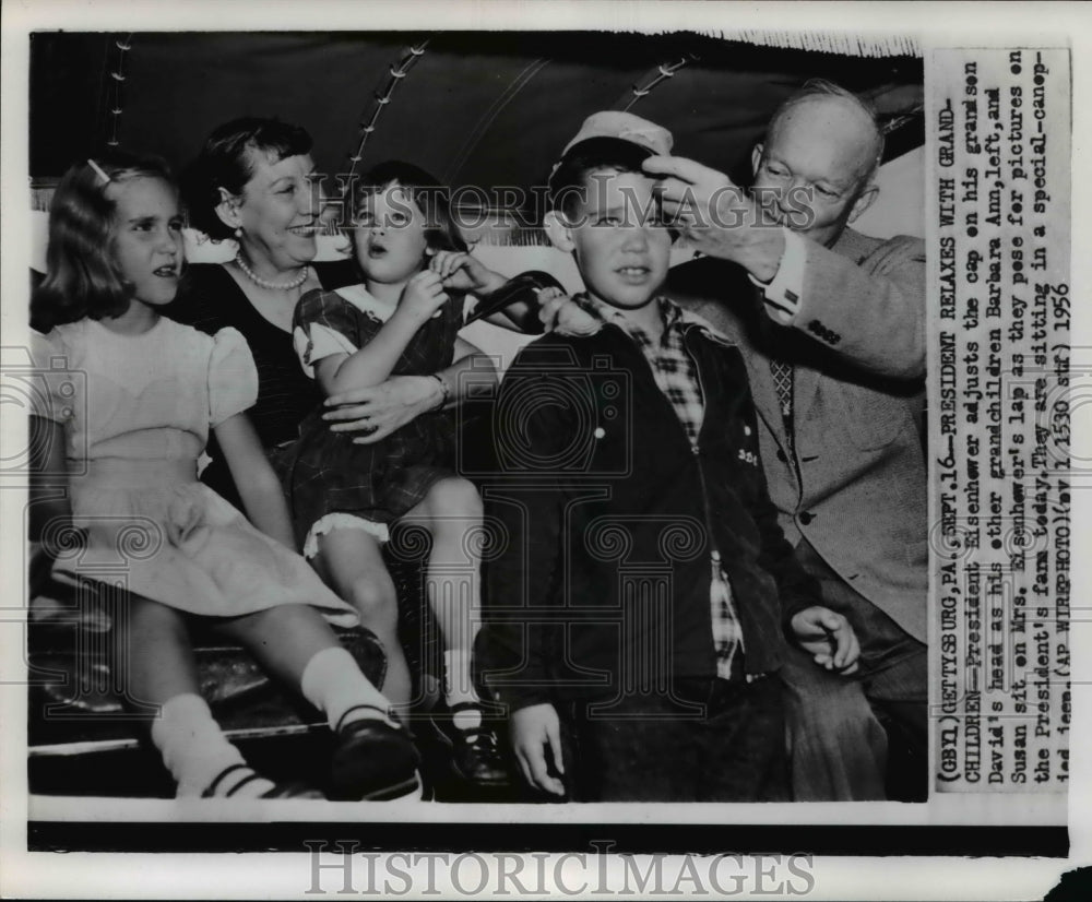 1958 Press Photo President Eisenhewer Relaxes With His Grandchildren - Historic Images