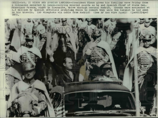1970 Press Photo President Nixon gives his familiar wave from a limousine - Historic Images