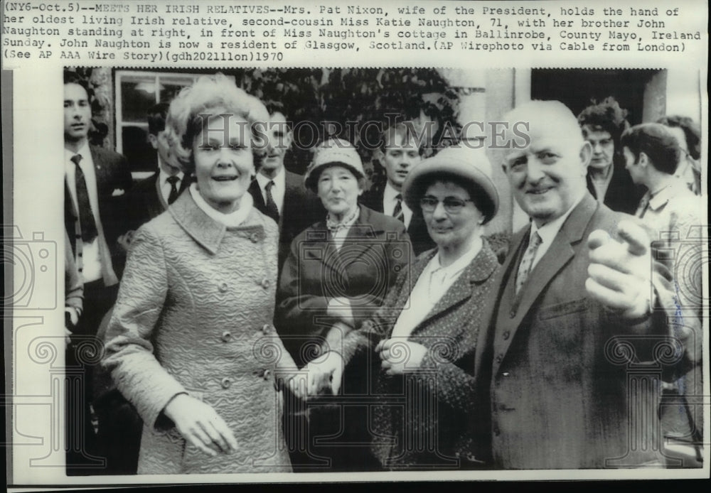 1970 Press Photo Mrs. Pat Nixon, wife of the President, holds the hand of her - Historic Images