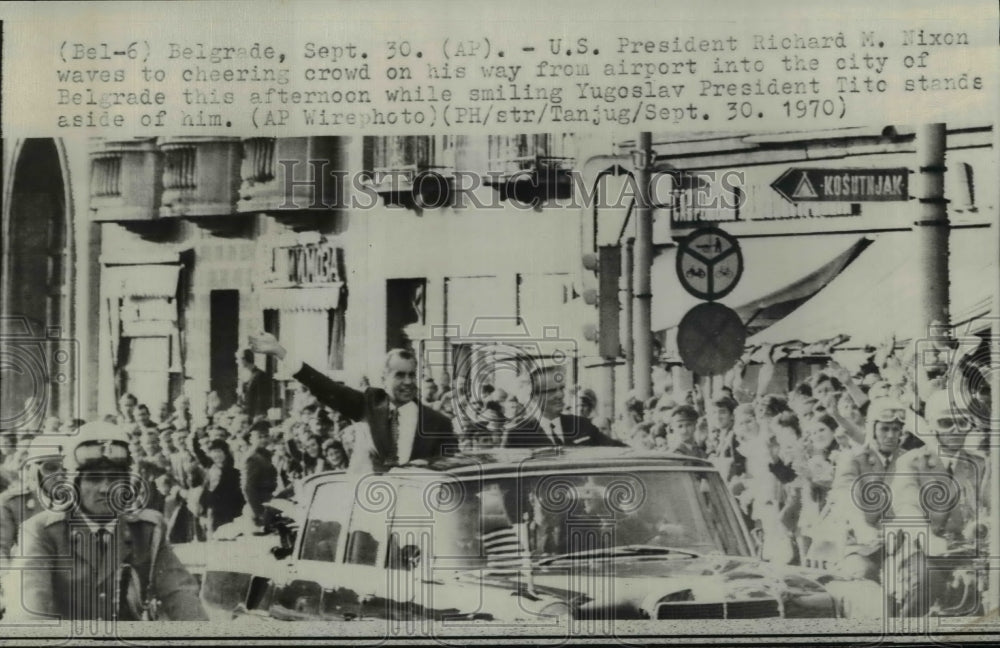 1970 Press Photo U.S President Richard M. Nixon waves to cheering crowd on his - Historic Images