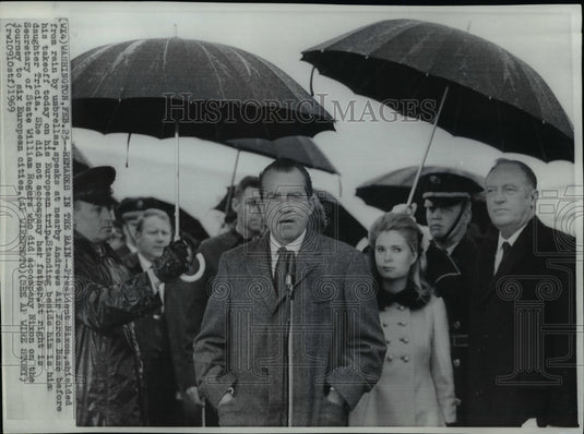 1965 Press Photo Pres. Richard Nixon and Daughter Patricia at Andrew Air Force. - Historic Images