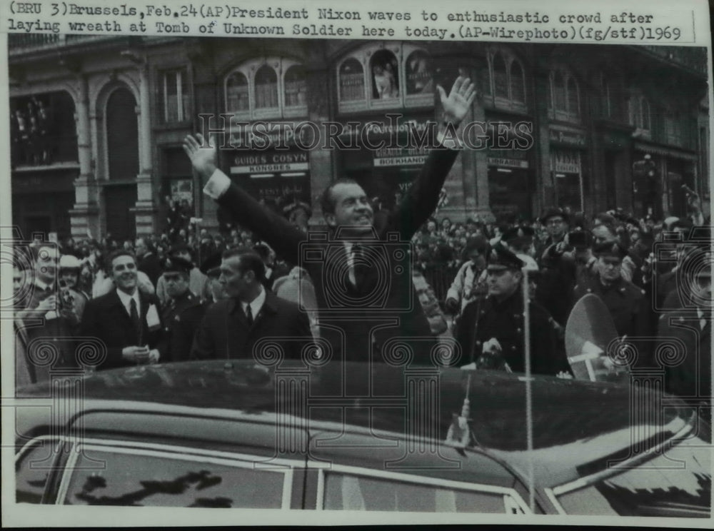 1969 Press Photo President Richard Nixon waves to crowd in Brussels. - Historic Images