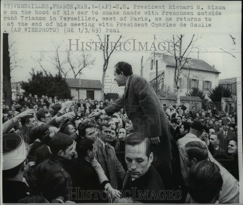 1969 Press Photo US Pres Richard Nixon shakes hands with Frenchmen in Versailles - Historic Images