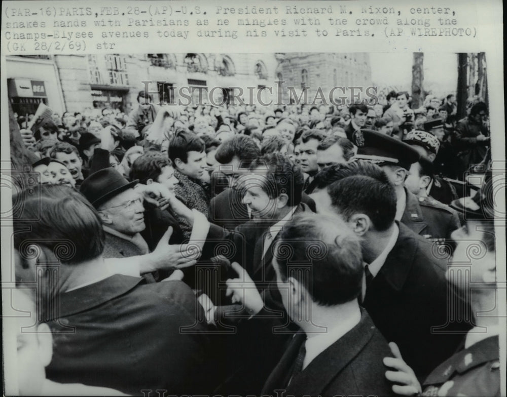 1969 Press Photo US Pres Richard Nixon with Parisians along Champs-Elysee ave - Historic Images