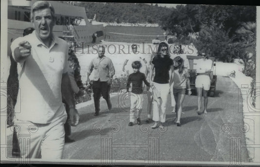1968 Press Photo Mrs.Kennedy &children walks barefoot during session in Scorpios - Historic Images