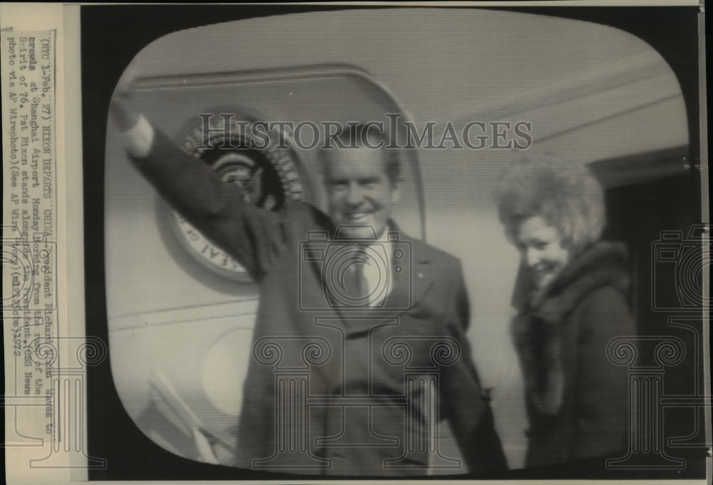 1972 Press Photo Pres Richard &amp; Pat Nixon waves to crowd at Shanghai Airport - Historic Images