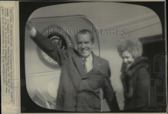 1972 Press Photo Pres Richard & Pat Nixon waves to crowd at Shanghai Airport - Historic Images