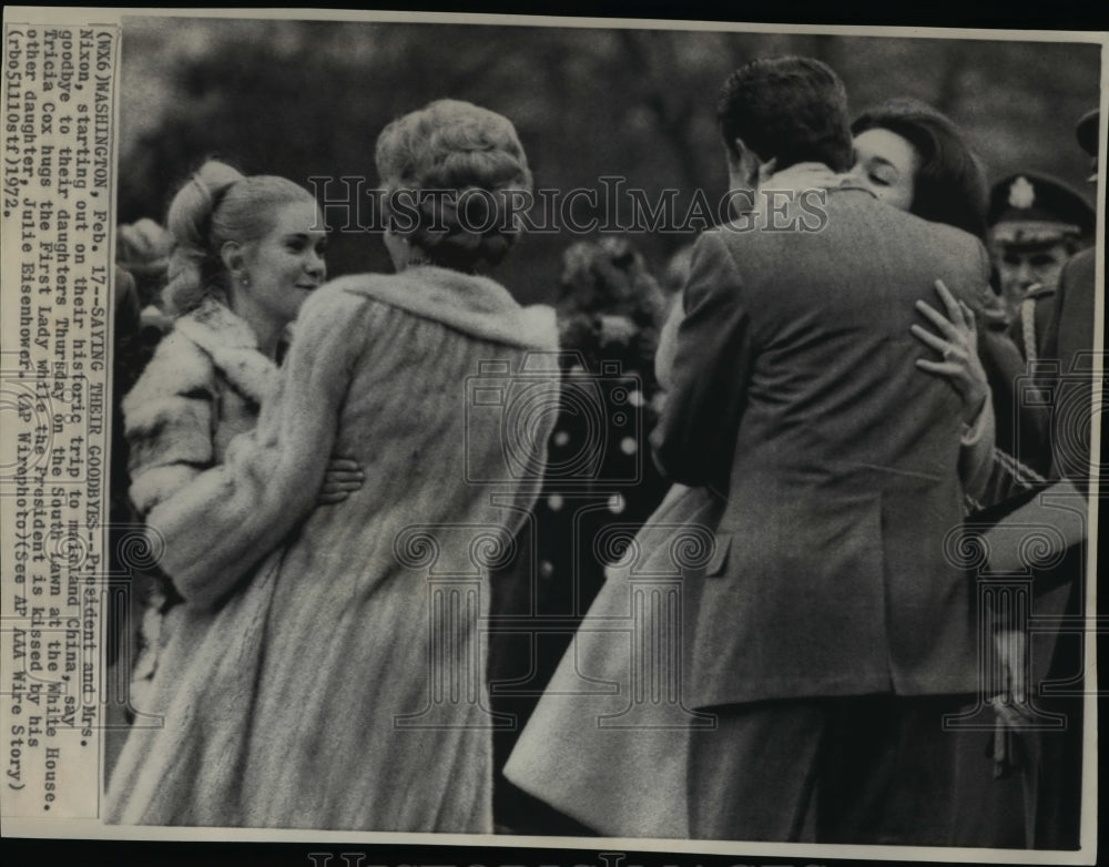 1972 Press Photo Pres Richard &amp; Pat Nixon says goodbye to daughters en route Chn - Historic Images