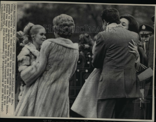 1972 Press Photo Pres Richard & Pat Nixon says goodbye to daughters en route Chn - Historic Images