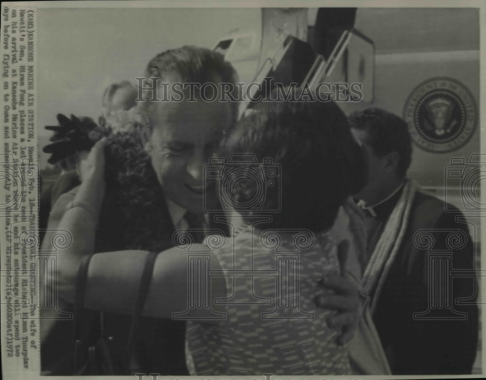 1972 Press Photo Hawaii&#39;s Sen Hiram Fong wife places lei on Pres Richard Nixon - Historic Images