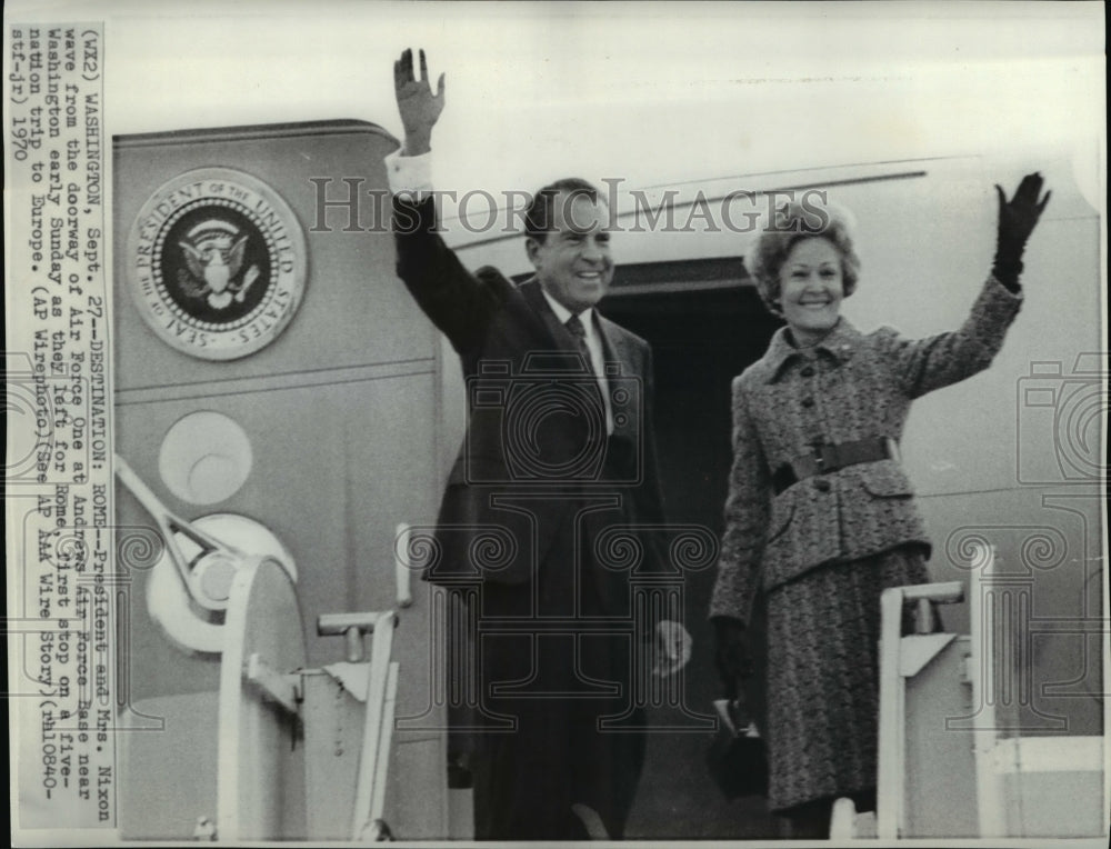 1970 Press Photo Pres &amp; Mrs Nixon at doorway of Air Force One to Rome - Historic Images