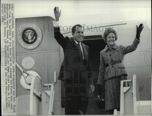 1970 Press Photo Pres & Mrs Nixon at doorway of Air Force One to Rome - Historic Images