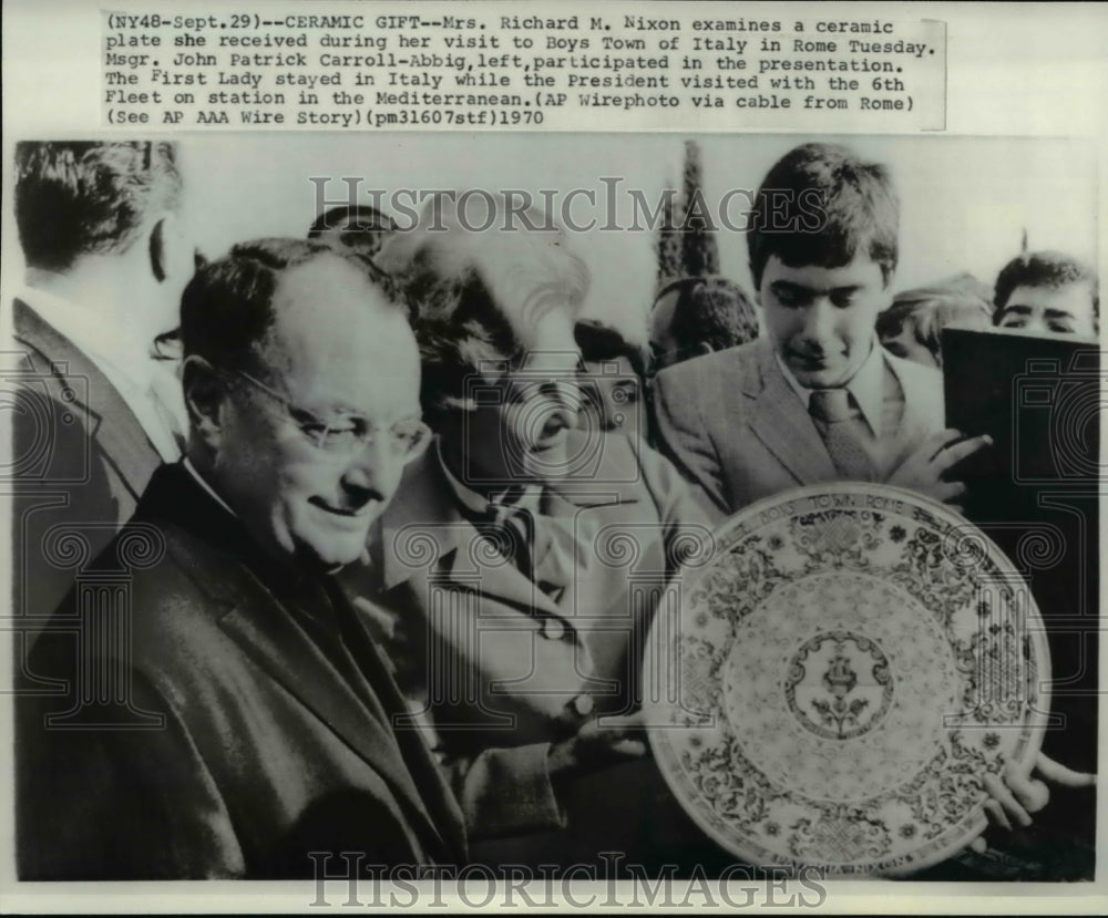 1970 Press Photo Mrs Richard Nixon examines ceramic plate at Boys Town in Italy - Historic Images