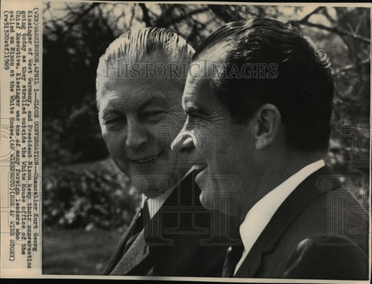 1969 Press Photo Kissinger in conversation with Nixon as strolled in White House - Historic Images