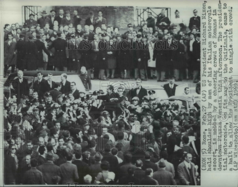 1969 Press Photo Pres Richard Nixon  mobbed by cheering crowd of Roman, Venezia - Historic Images