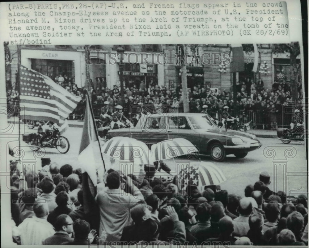 1969 Press Photo Pres Richard Nixon motorcade to Arch de Triumph with flags - Historic Images