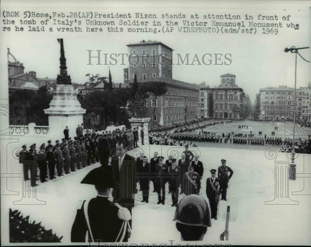 1969 Press Photo Pres Nixon stands in Victor Emmanuel Monument in Rome - Historic Images