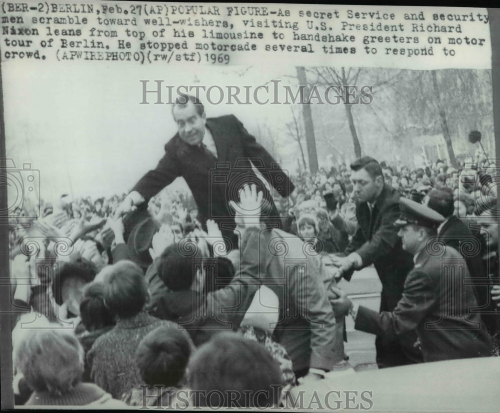 1969 Press Photo Pres Richard Nixon shakes hands greeters on tour in Berlin - Historic Images