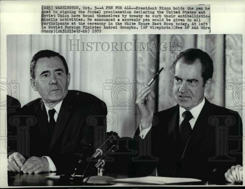 1972 Press Photo Pres Nixon signs formal proclamation of US &amp; Soviet Union bind - Historic Images