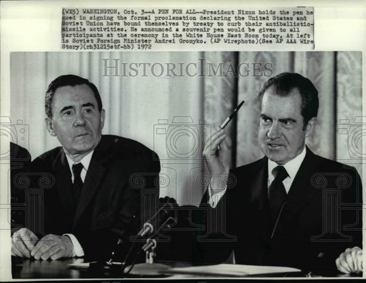 1972 Press Photo Pres Nixon signs formal proclamation of US & Soviet Union bind - Historic Images