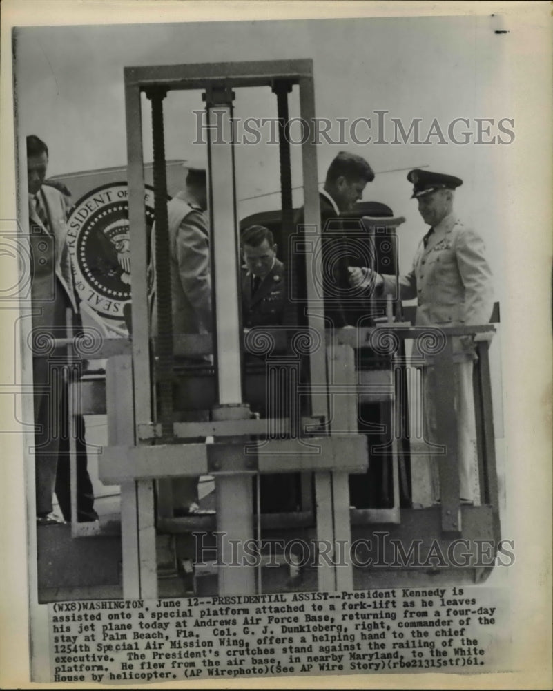 1961 Press Photo Pres Kennedy is assisted onto a special platform attached - Historic Images