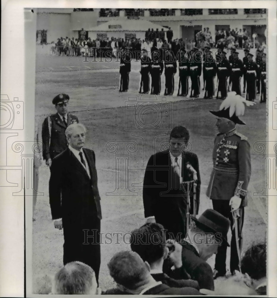 1961 Press Photo Pres. Kennedy addresses the crowd gathered to greet him - Historic Images