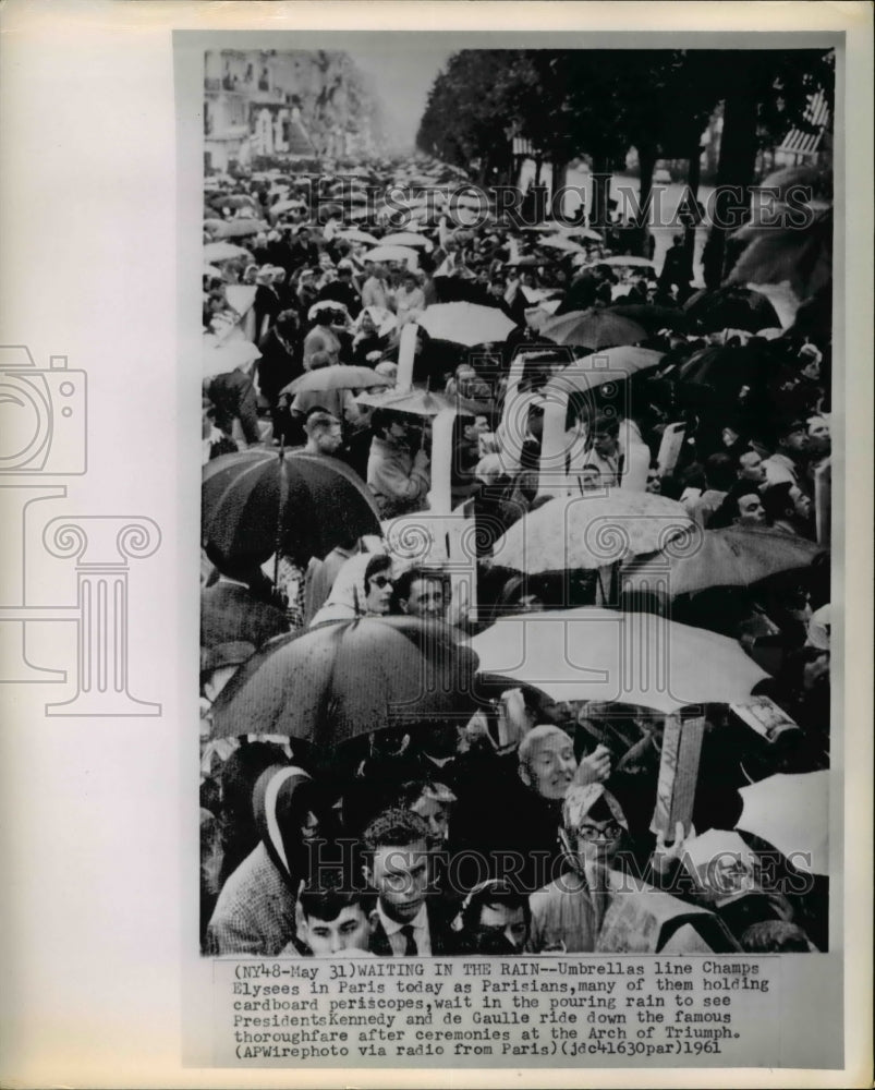 1961 Press Photo Huge Parisian crowd to see Pres Kennedy at Arch of Triumph. - Historic Images