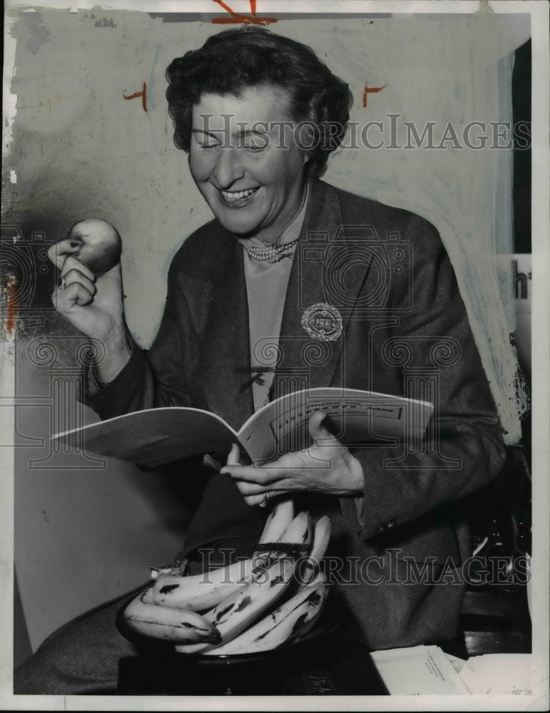 1952 Wire Photo Mrs H Chapman Rose, Little Mountain Mentor - cvw12789 - Historic Images