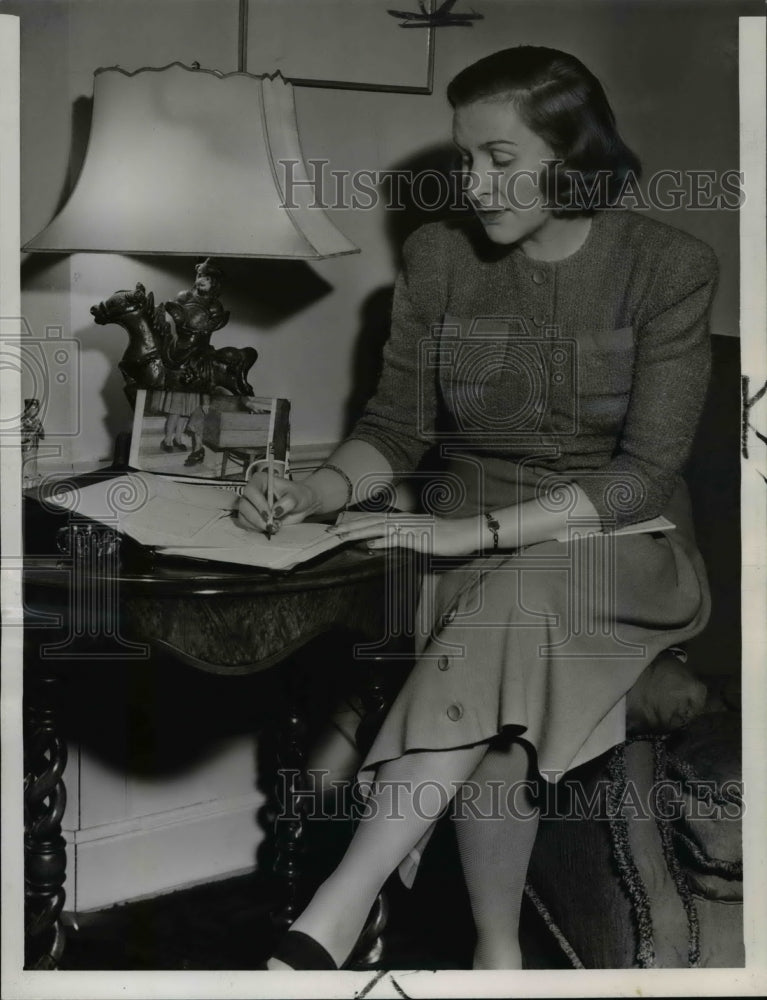 1941 Press Photo Mrs. H. Chapman Rose writing war relief story - Historic Images