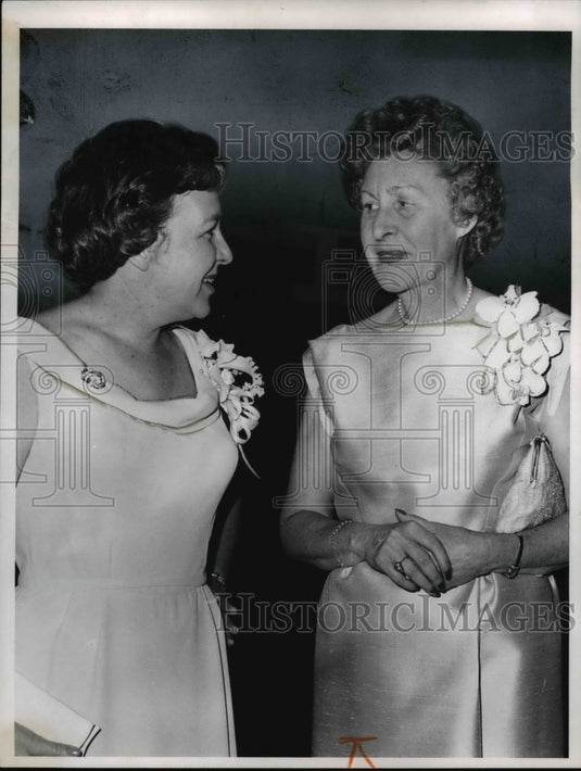 1965 Press Photo Mrs.Rose&Mrs.Danforth hosting the dinner before the ball - Historic Images