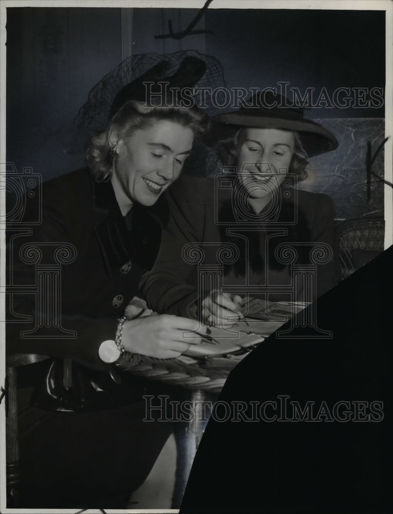 1940 Press Photo Mrs. Halle called last meeting of committee at Hotel Carter - Historic Images