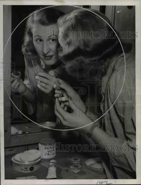 1939 Press Photo Mrs. H. Chapman Rose checking her make up - Historic Images