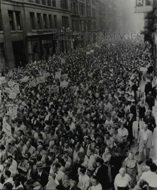 1953 Press Photo View of the crowd assembled on 17th Street in the Union Square - Historic Images