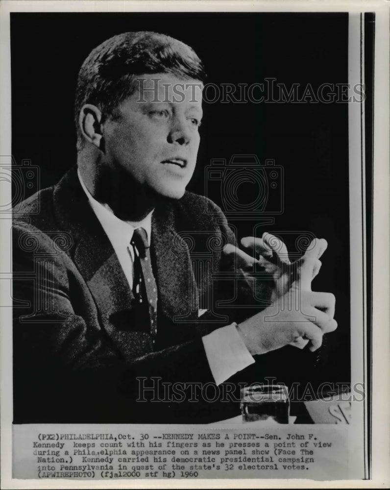 1960 Press Photo Sen. John F. Kennedy keeps count with his fingers as he presses - Historic Images