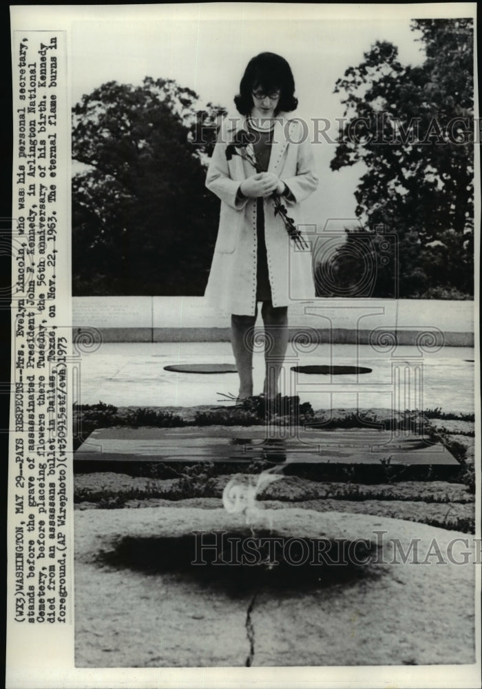 1973 Press Photo Mrs. Evelyn Lincoln stands before the grave - Historic Images