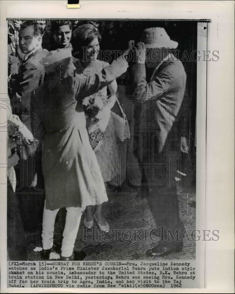 1962 Press Photo Sunhat for Ambassador Nehru at train station in New Delhi- Historic Images