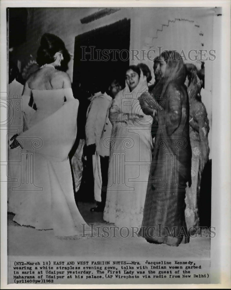 1962 Press Photo East and West Fashion Notes at Udaipur - Historic Images