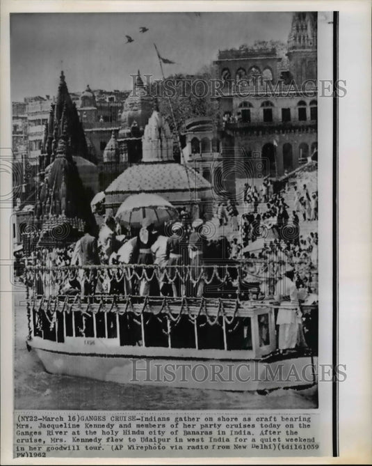 1962 Press Photo Mrs. Kennedy on Ganges Cruise at Ganges River in India - Historic Images