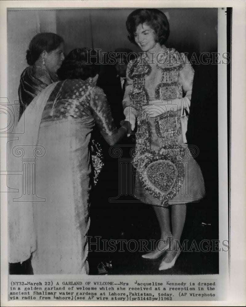1962 Press Photo A Garland of Welcome for Mrs. Kennedy at Lahore, Pakistan - Historic Images