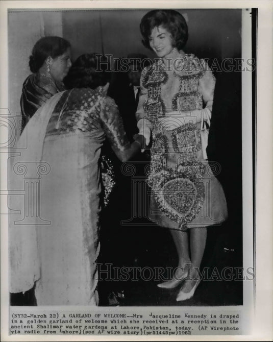 1962 Press Photo A Garland of Welcome for Mrs. Kennedy at Lahore, Pakistan - Historic Images