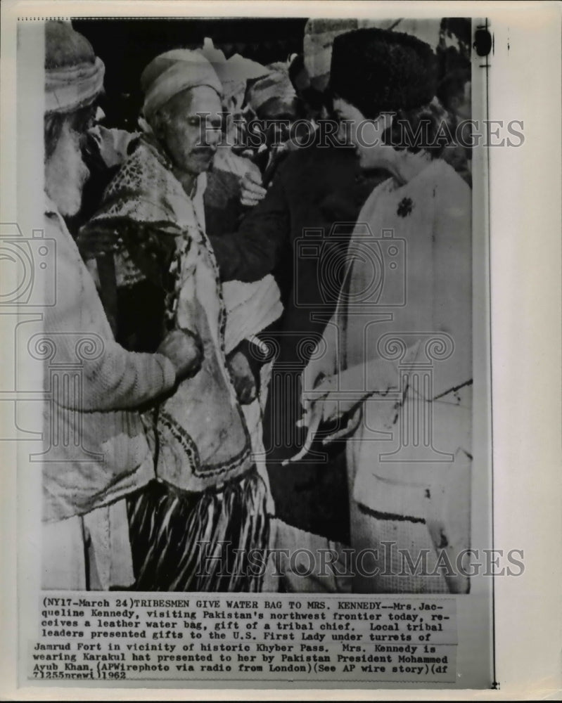 1962 Press Photo Tribesmen give water bag to Mrs. Kennedy in Pakistan - Historic Images