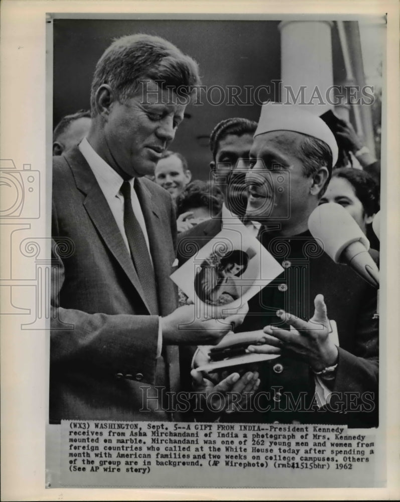 1962 Press Photo Pres. Kennedy receives a gift from India at the White House - Historic Images