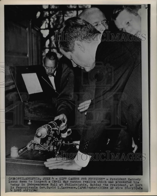 1962 Press Photo Pres. Kennedy inspect Civil War cannon replica at Philadelphia - Historic Images