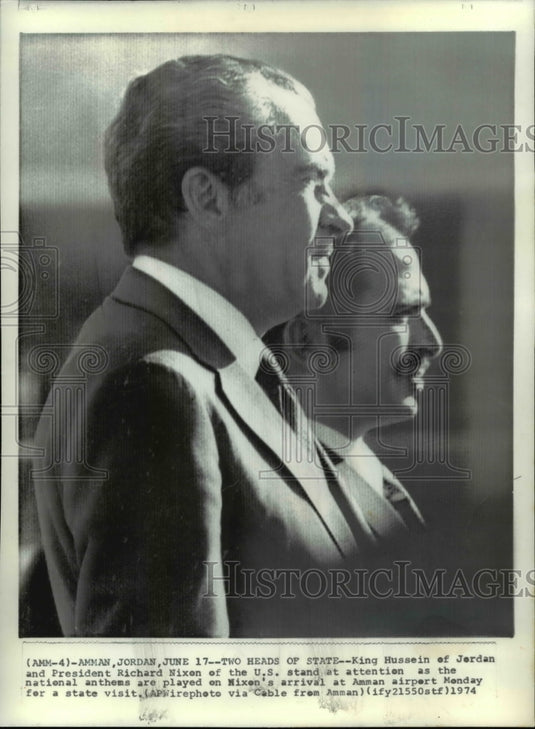 1974 Press Photo King Hussein & Pres. Nixon stand at attention at Amman airport - Historic Images