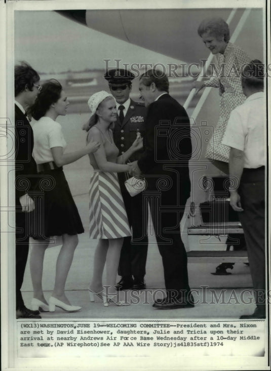 1974 Press Photo Nixons welcome by Eisenhowers at Andrew Air Force base - Historic Images