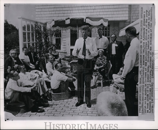 1960 Press Photo Kennedy speaks to Nationalities Division Leaders - Historic Images