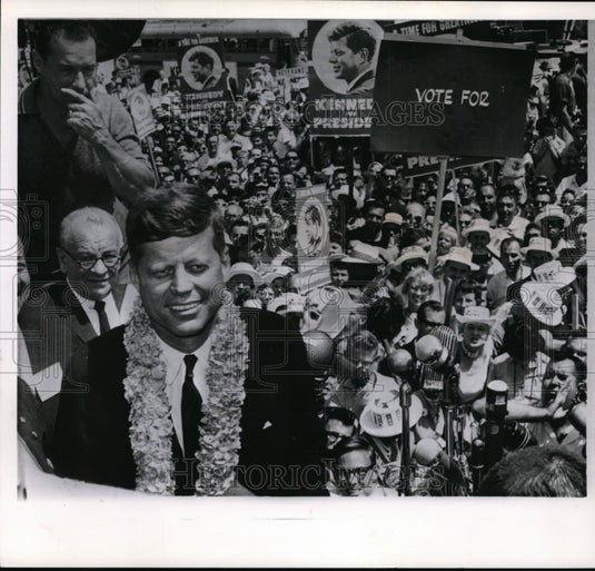 1960 Press Photo Sen. Kennedy wears lei on arrival at LA airport - Historic Images