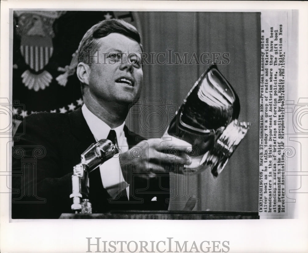 1962 Press Photo Pres Kennedy holds silver bowls as he talks at State Dept. Aud - Historic Images