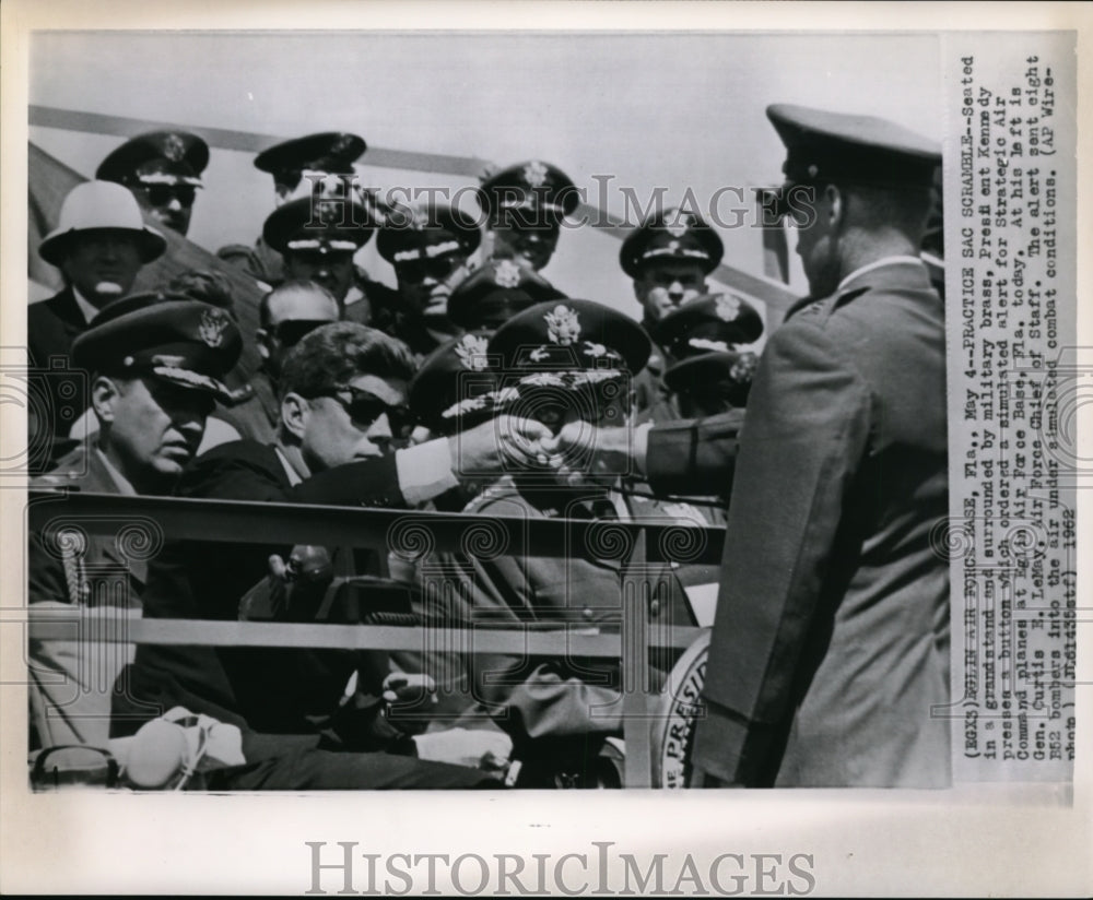 1962 Press Photo Pres.Kennedy press button to start Startegic Air Command Planes - Historic Images